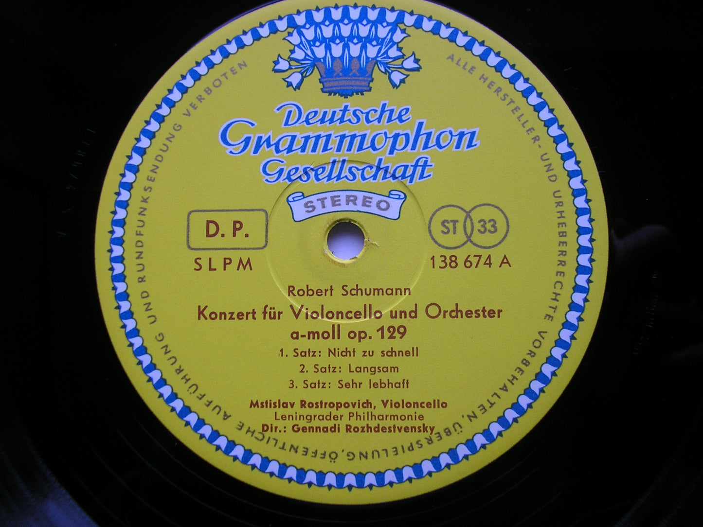 SCHUMANN: CELLO CONCERTO / TCHAIKOVSKY: ROCOCO VARIATIONS    ROSTROPOVICH / LENINGRAD PHILHARMONIC / ROZHDESTVENSKY    138 674
