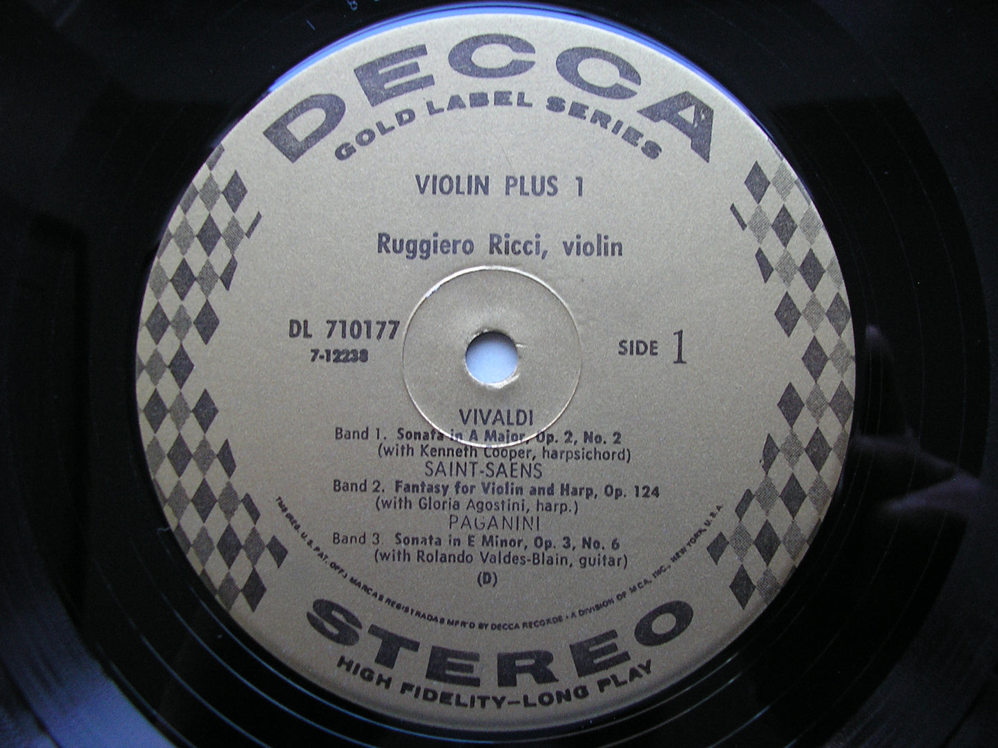 SAINT-SAENS / PROKOFIEV / VIVALDI / VILLA LOBOS / PAGANINI: VIOLIN + ONE RICCI / SOLOISTS DL 710177