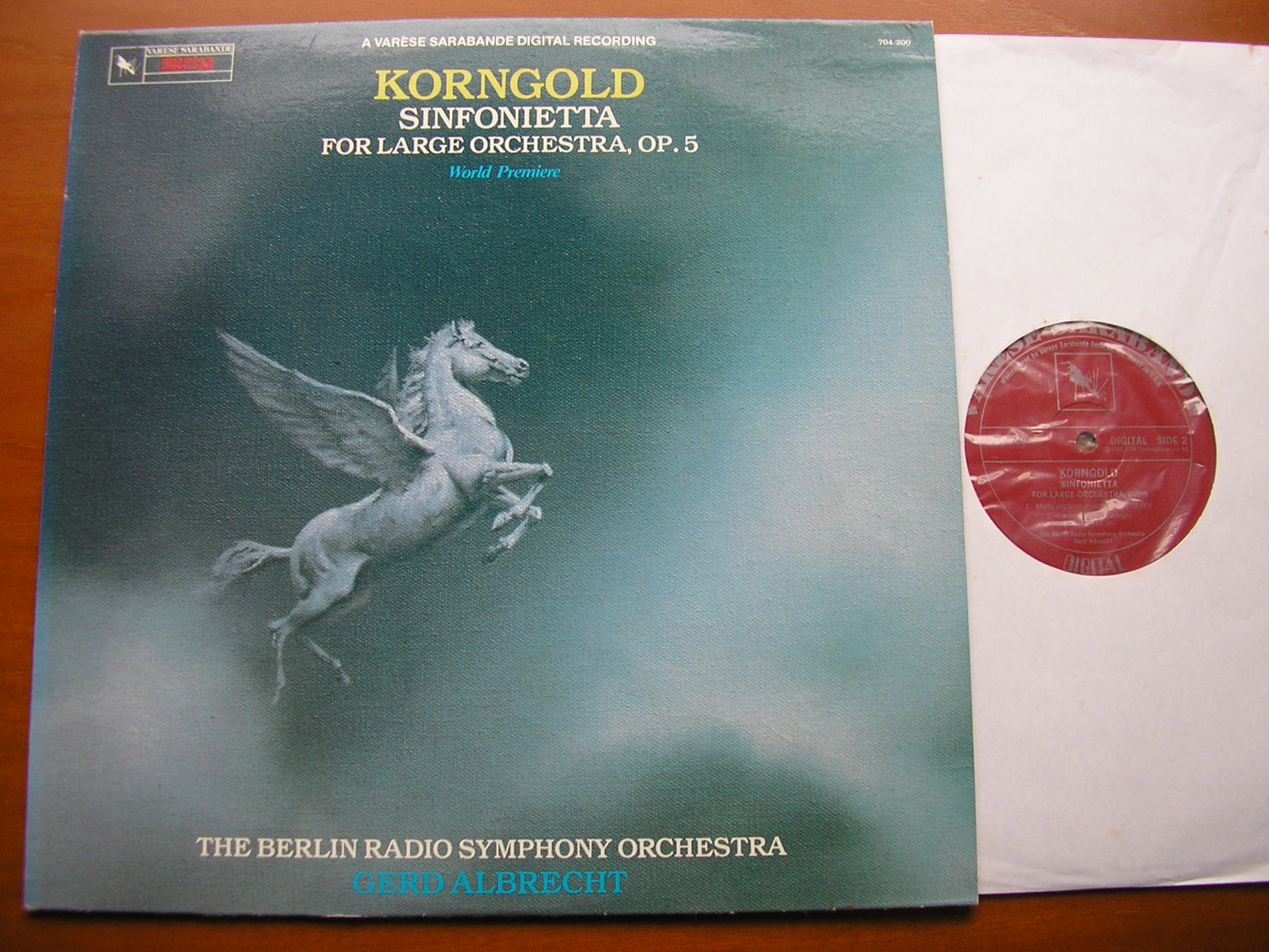 KORNGOLD: SINFONIETTA Op. 5       ALBRECHT / BERLIN RADIO SYMPHONY    704 200