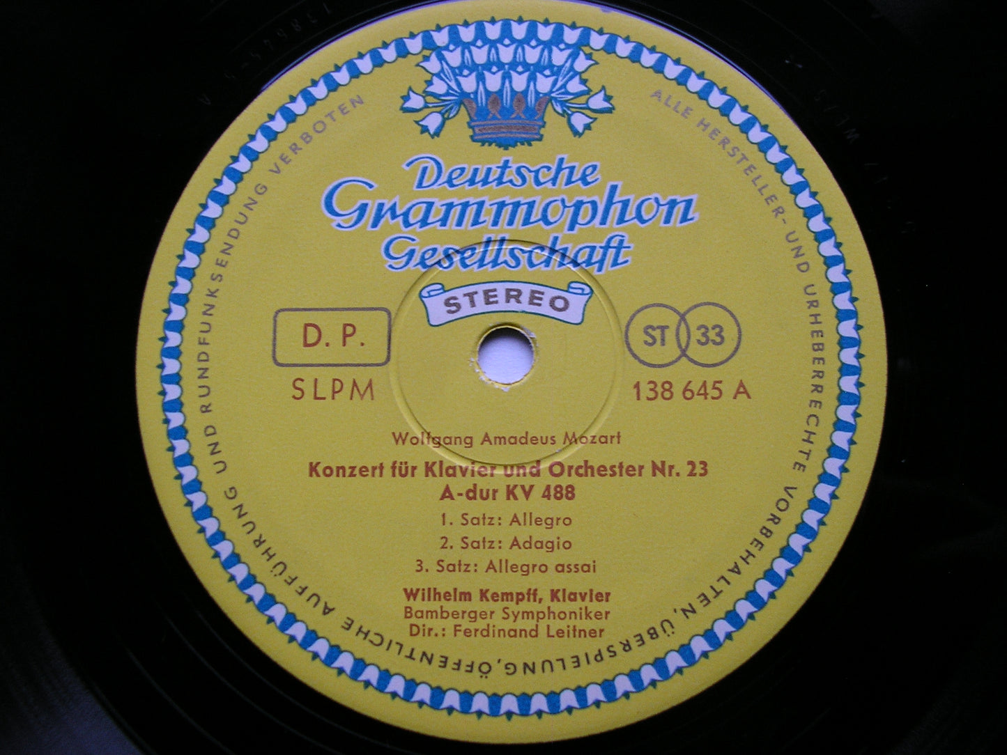 MOZART: PIANO CONCERTOS Nos. 23 & 24      KEMPFF / BAMBERG SYMPHONY / LEITNER     138 645
