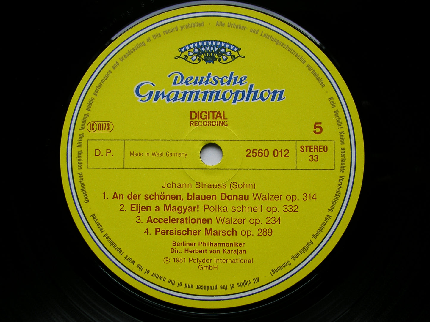 KARAJAN CONDUCTS MUSIC OF THE STRAUSS FAMILY      KARAJAN / BERLIN PHILHARMONIC    3LP     2741 003