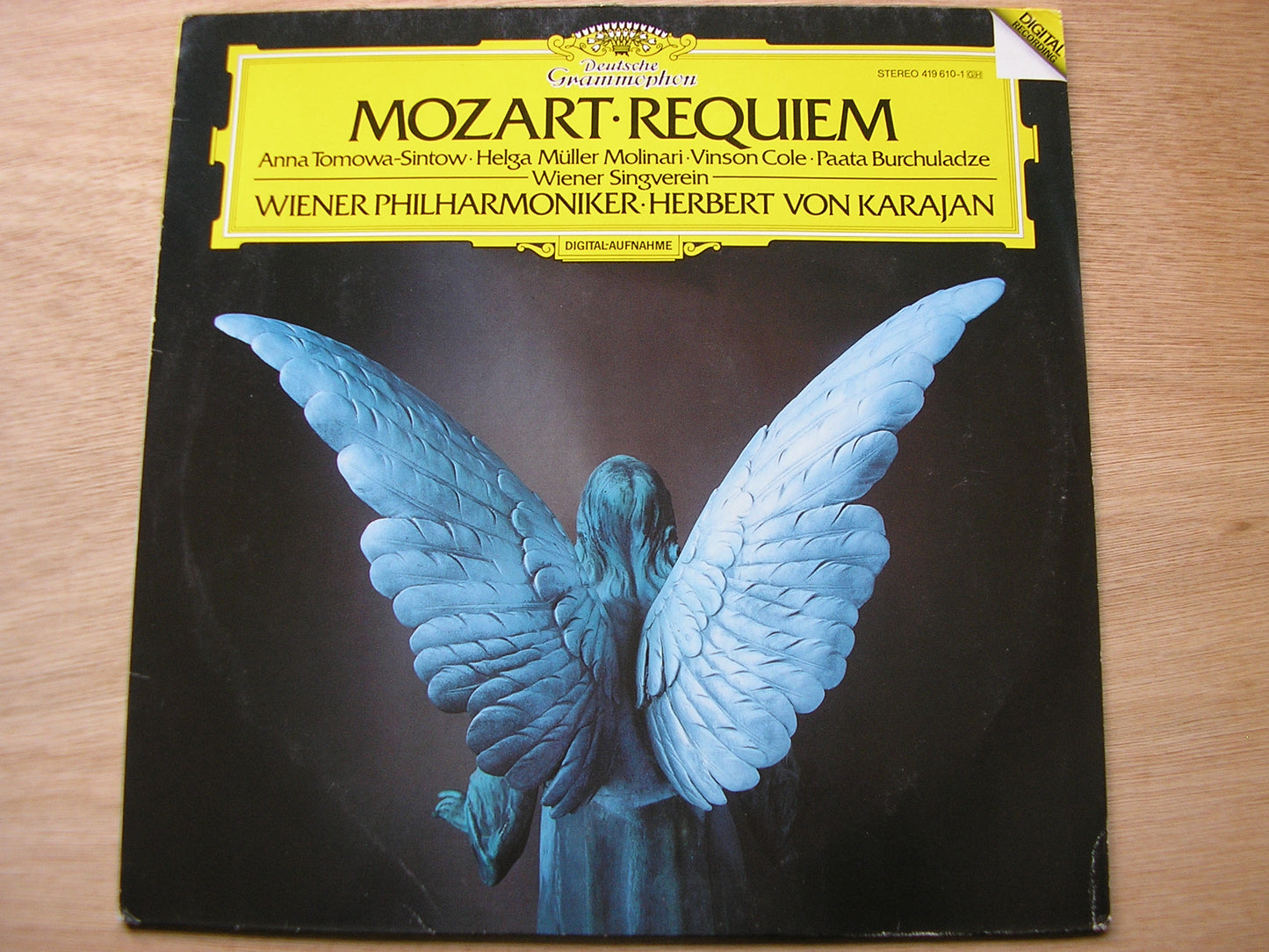 MOZART: REQUIEM      SOLOISTS / VIENNA PHILHARMONIC / KARAJAN     419 610