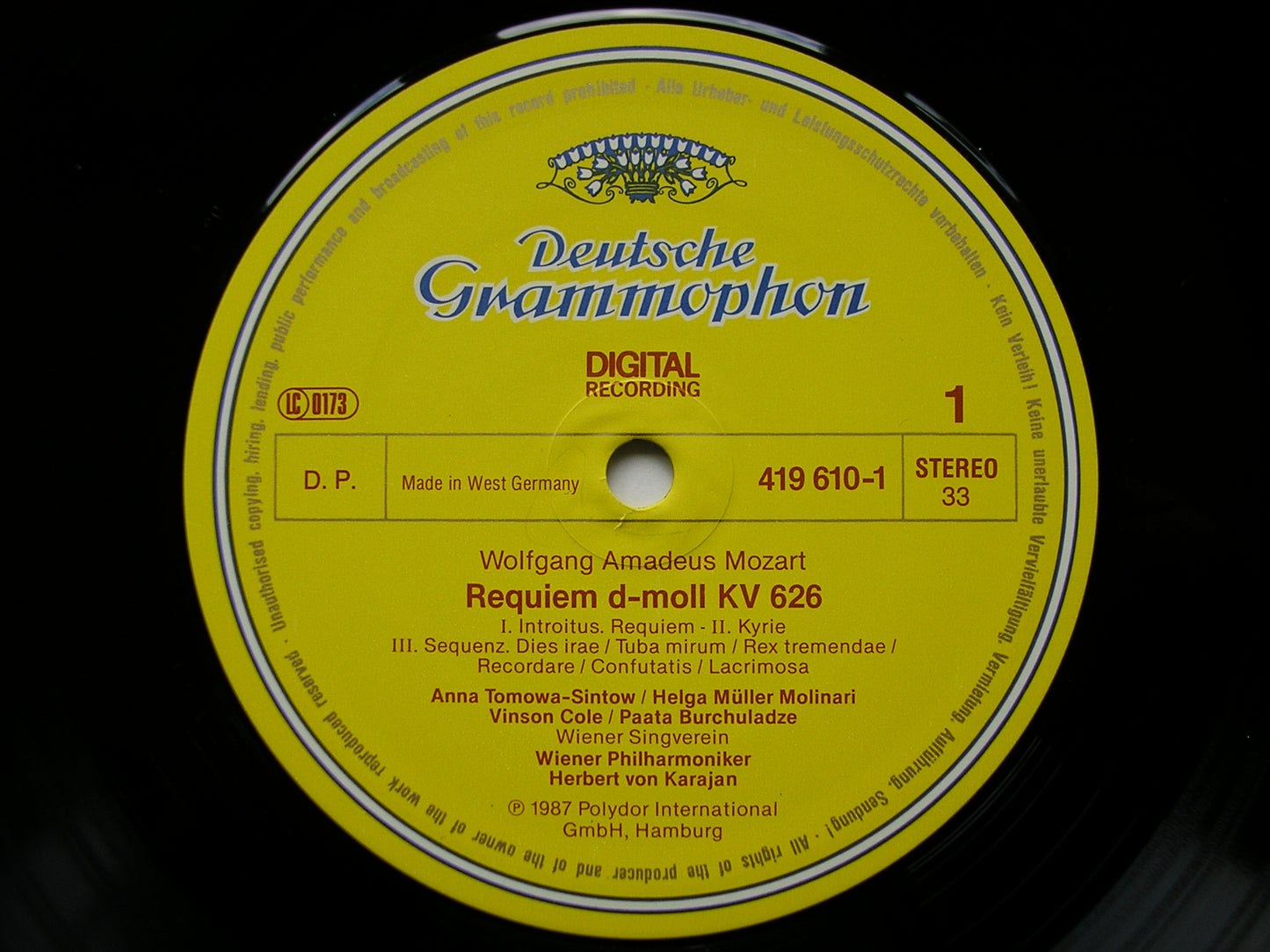 MOZART: REQUIEM      SOLOISTS / VIENNA PHILHARMONIC / KARAJAN     419 610