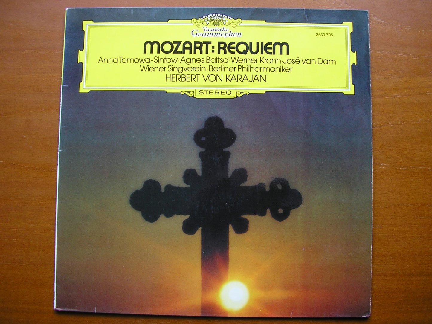 MOZART: REQUIEM      SOLOISTS / BERLIN PHILHARMONIC / KARAJAN      2530 705