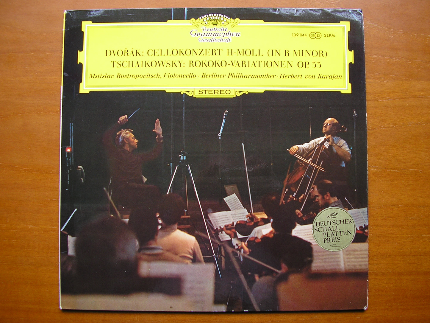 DVORAK: CELLO CONCERTO / TCHAIKOVSKY: ROCOCO VARIATIONS    ROSTROPOVICH / BPO / KARAJAN    139 044