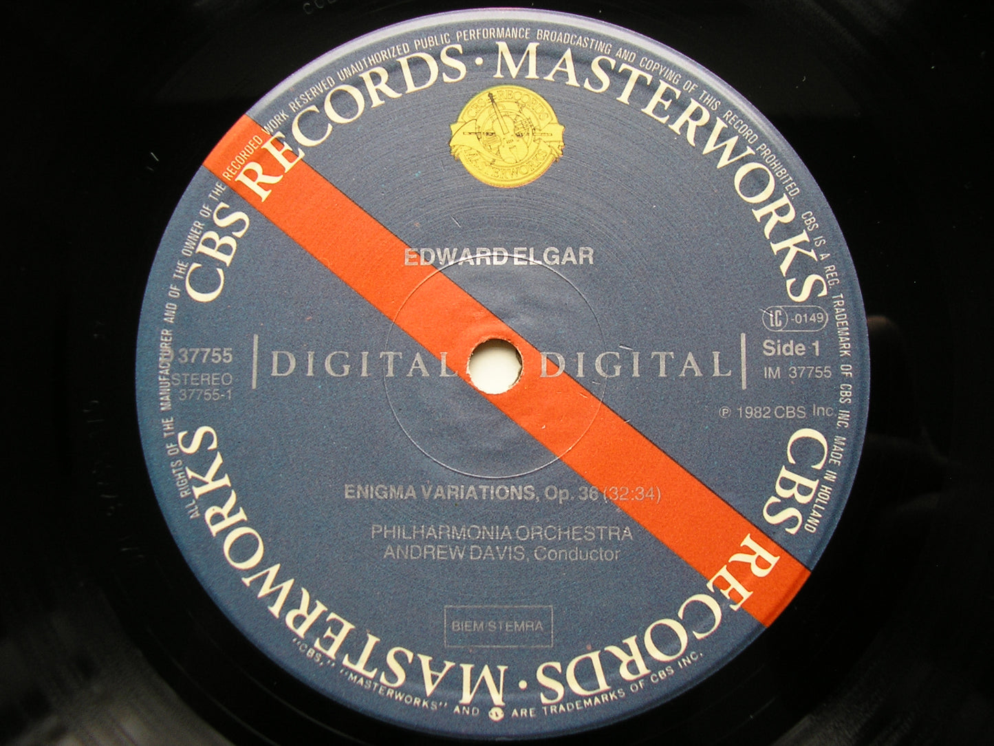 ELGAR: ENIGMA VARIATIONS / POMP & CIRCUMSTANCE MARCHES Nos. 1 - 5     ANDREW DAVIS / PHILHARMONIA ORCHESTRA      D 37755
