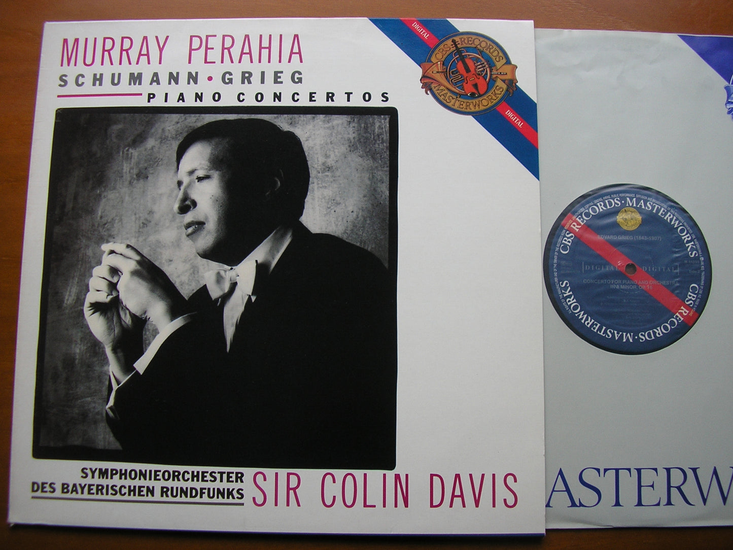 SCHUMANN & GRIEG: PIANO CONCERTOS     PERAHIA / BAVARIAN RADIO SYMPHONY / DAVIS      M 44899