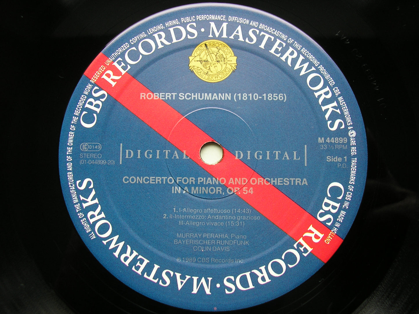 SCHUMANN & GRIEG: PIANO CONCERTOS     PERAHIA / BAVARIAN RADIO SYMPHONY / DAVIS      M 44899