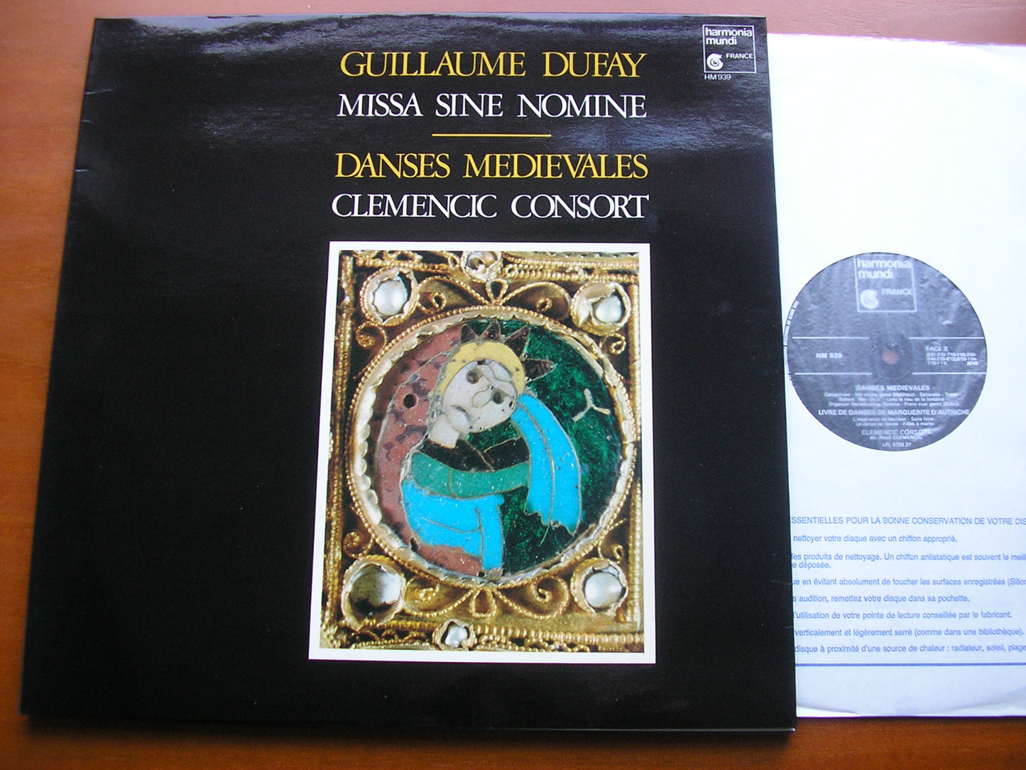 DUFAY: MISSA SINE NOMINE / DANSES MEDIEVALES    CLEMENCIC CONSORT / CLEMENCIC    HM 939