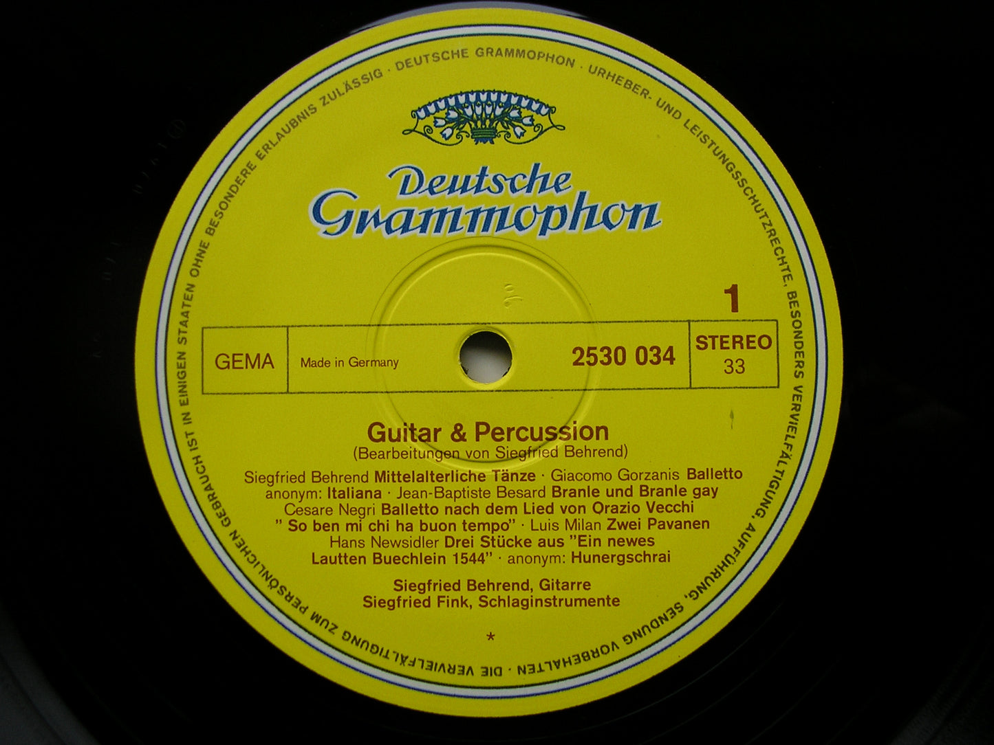 GUITAR & PERCUSSION: MUSIC OF THE 16th & 20th CENTURIES   SIEGFRIED BEHREND / SIEGFRIED FINK   2530 034