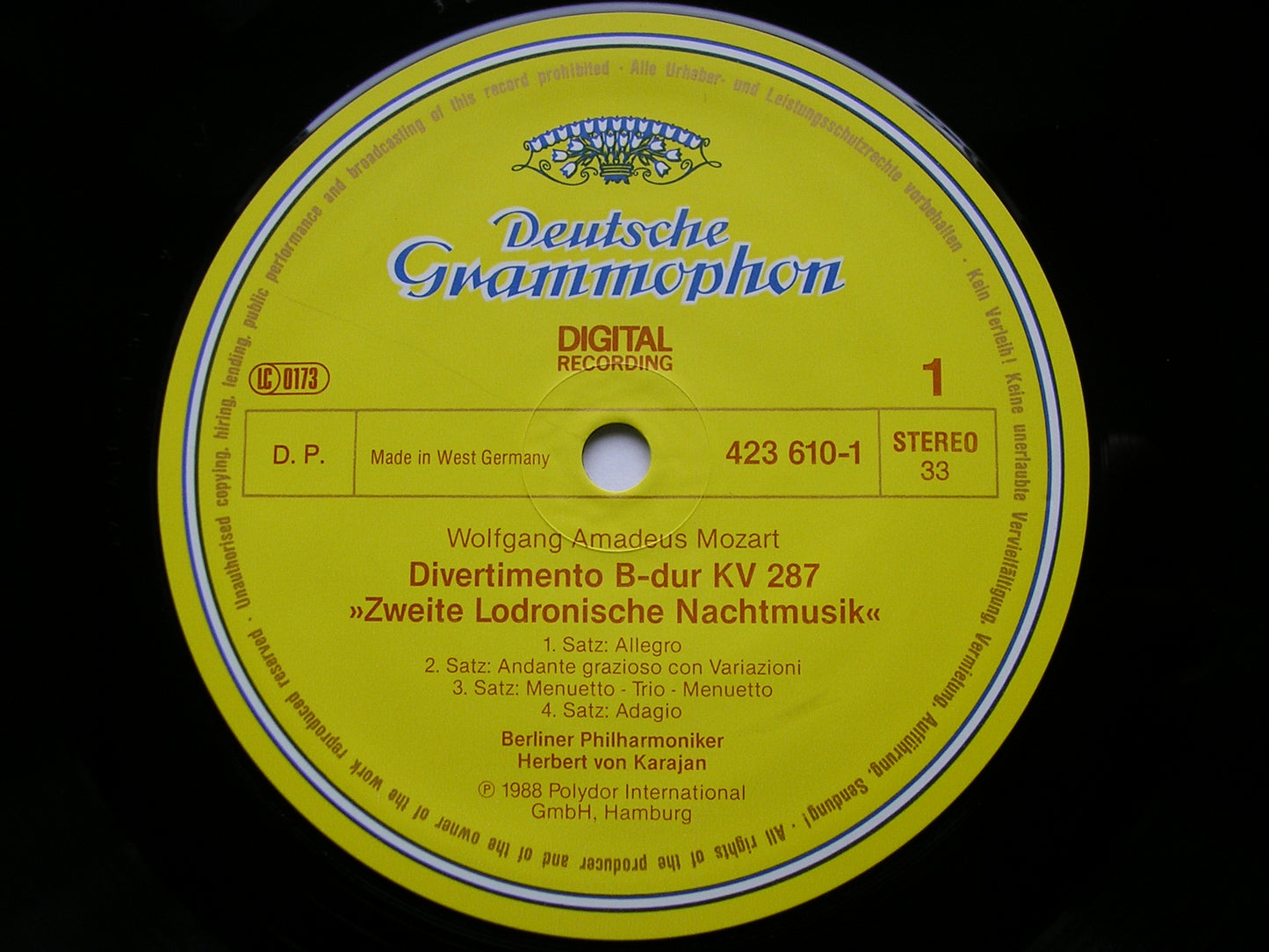 MOZART: EINE KLEINE NACHTMUSIK / DIVERTIMENTO K287     KARAJAN / BERLIN PHILHARMONIC    423 610